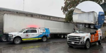 Empleado queda prensado entre rampa de descarga y caja de tráiler en San Nicolás, NL