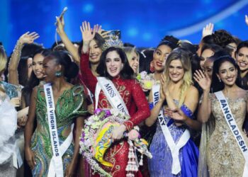 Fátima Bosch esta vez fue abrazada por sus compañeras al recibir su corona de Miss Universo 2025