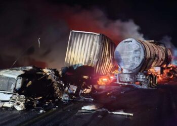 Fuerte choque e incendio se registra entre tractocamiones en carretera de Palmillas, Tamaulipas