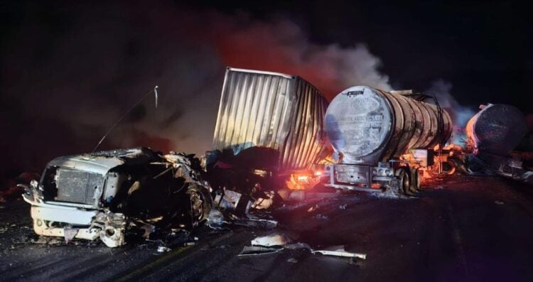 Fuerte choque e incendio se registra entre tractocamiones en carretera de Palmillas, Tamaulipas