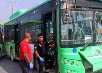 Fuerte choque entre dos camiones urbanos y tráiler deja saldo de 29 heridos en Escobedo, NL