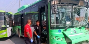 Fuerte choque entre dos camiones urbanos y tráiler deja saldo de 29 heridos en Escobedo, NL