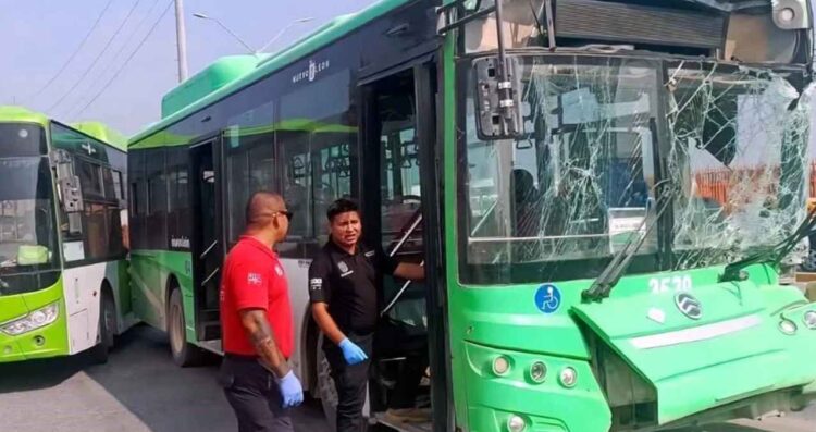 Fuerte choque entre dos camiones urbanos y tráiler deja saldo de 29 heridos en Escobedo, NL