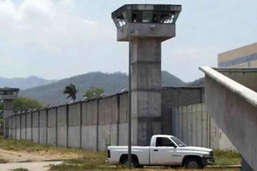 Fuga de reo en el Ceinjure de Vallarta, Jalisco dejó cuatro custodios detenidos
