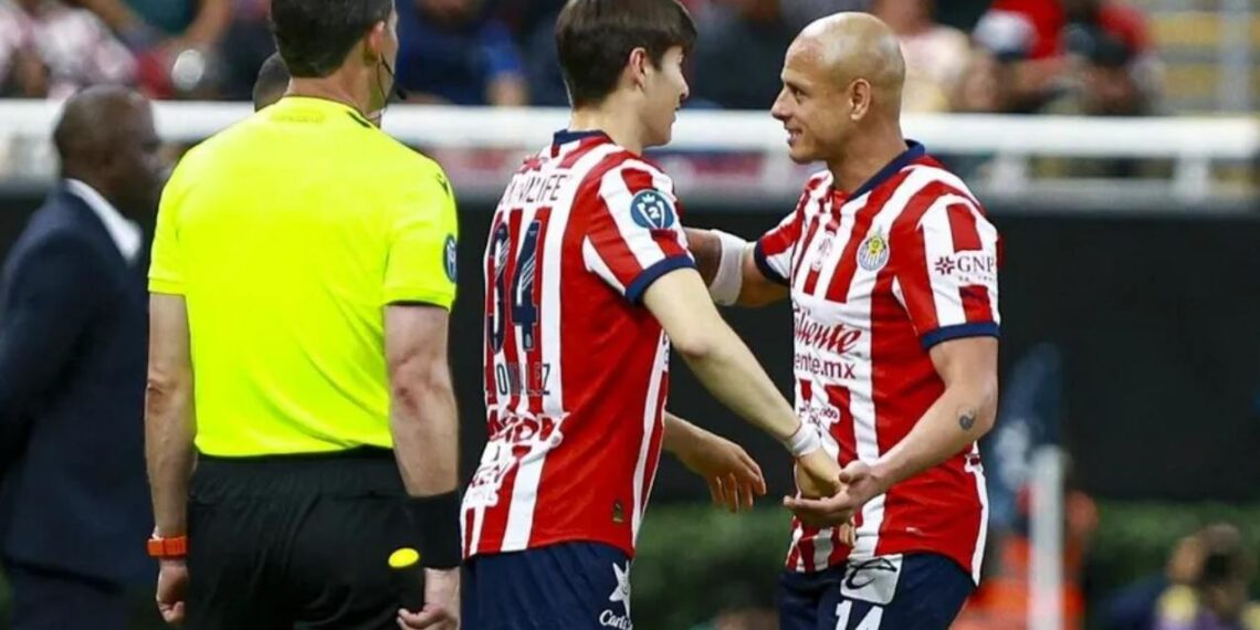 Gabriel Milito destaca el valor de Chicharito en Chivas, aunque no juegue
