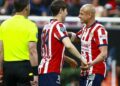 Gabriel Milito destaca el valor de Chicharito en Chivas, aunque no juegue