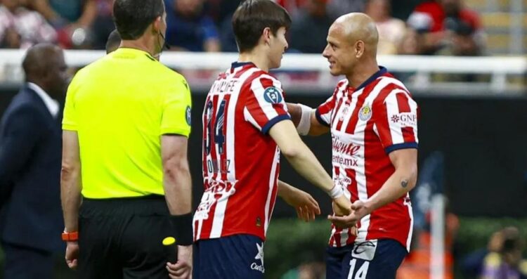 Gabriel Milito destaca el valor de Chicharito en Chivas, aunque no juegue