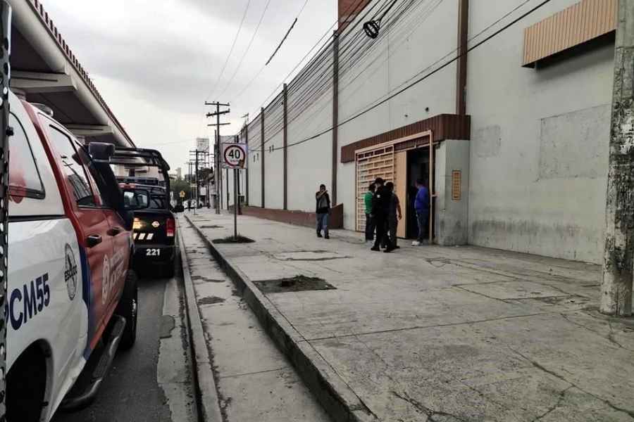Hallan sin vida a trabajador dentro de empresa en Monterrey, NL