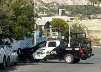Hombre es atacado a balazos afuera de primaria en la colonia Topo Chico en Monterrey