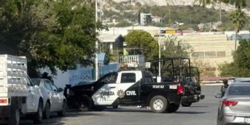Hombre es atacado a balazos afuera de primaria en la colonia Topo Chico en Monterrey