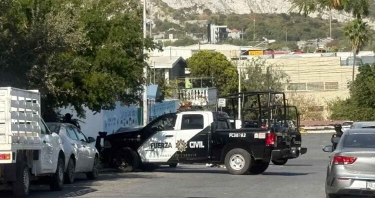 Hombre es atacado a balazos afuera de primaria en la colonia Topo Chico en Monterrey