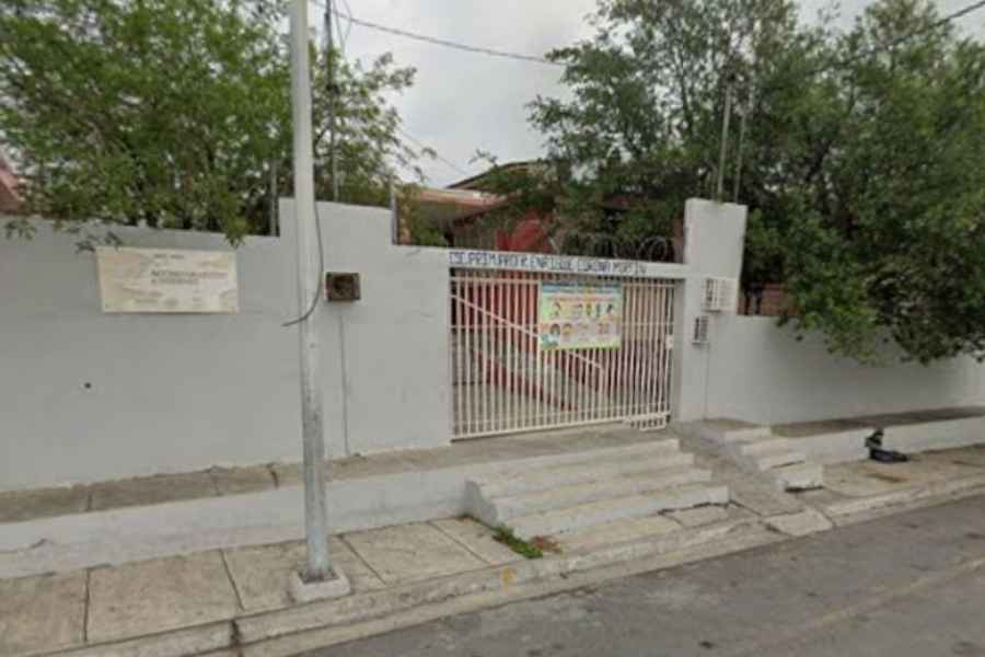 Hombre es atacado a balazos afuera de primaria en la colonia Topo Chico en Monterrey