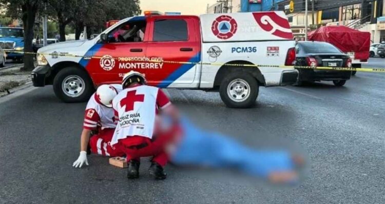 hombre caer puente peatonal Monterrey