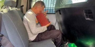 Hombre recupera urna con cenizas de su madre tras perderlas en bar de Monterrey, NL