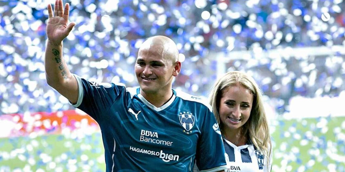 Humberto Suazo regresa al Gigante de Acero Monterrey le rinde homenaje