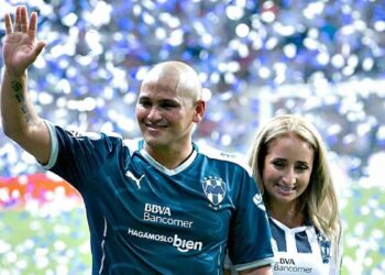Humberto Suazo regresa al Gigante de Acero Monterrey le rinde homenaje