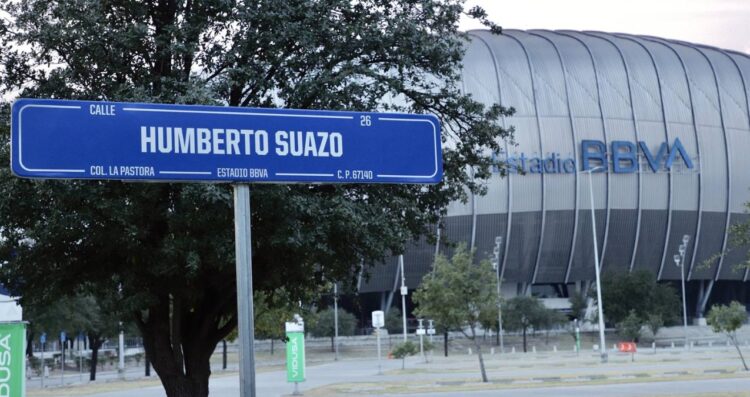 Humberto Suazo ya tiene su propia calle junto al Estadio Monterrey