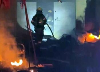 Incendio consume tres tejabanes en Escobedo, NL; evacúan a tres integrantes de una familia