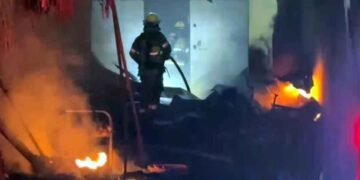 Incendio consume tres tejabanes en Escobedo, NL; evacúan a tres integrantes de una familia