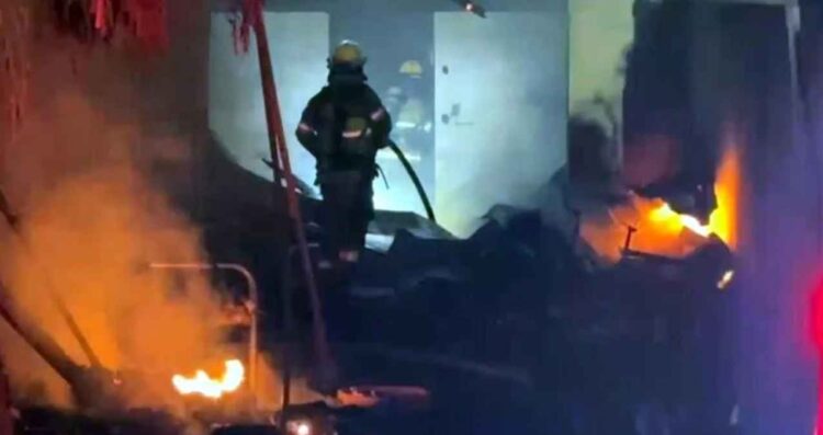 Incendio consume tres tejabanes en Escobedo, NL; evacúan a tres integrantes de una familia
