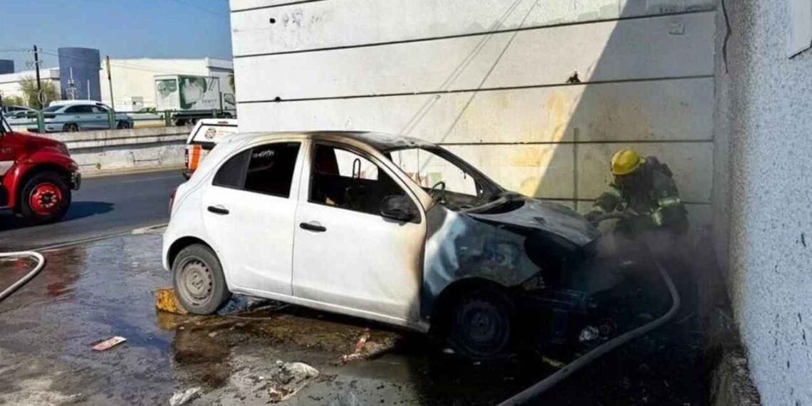 auto estacionado llamas Monterrey