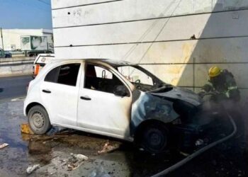 auto estacionado llamas Monterrey