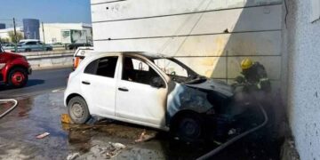 auto estacionado llamas Monterrey