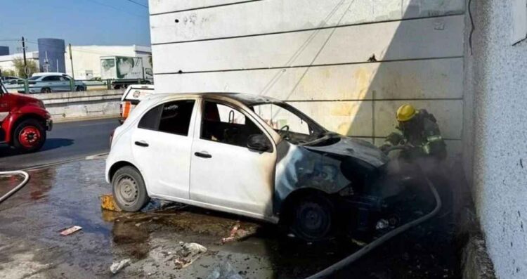 auto estacionado llamas Monterrey