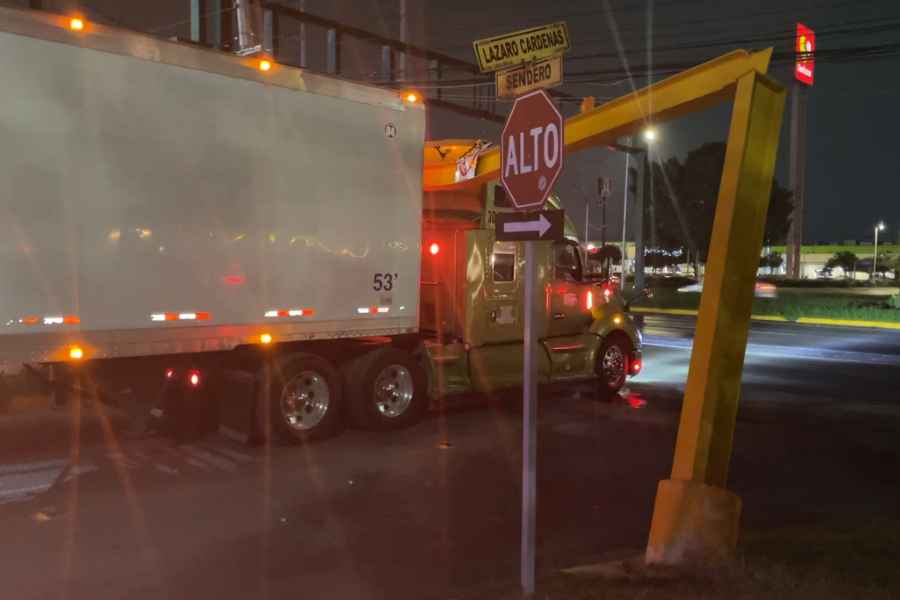 Joven trailero choca contra estructura metálica en avenida de San Nicolás, NL