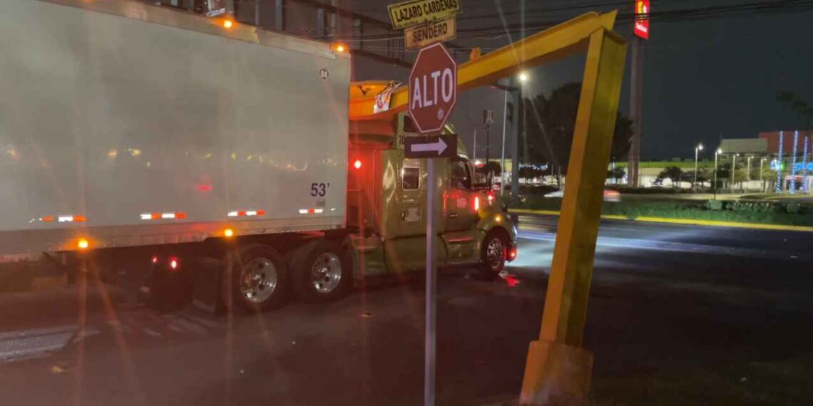 Joven trailero choca contra estructura metálica en avenida de San Nicolás, NL