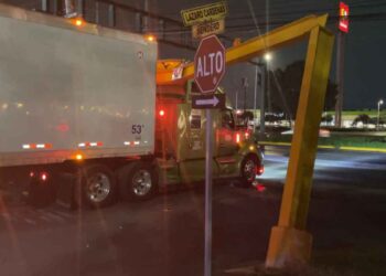 Joven trailero choca contra estructura metálica en avenida de San Nicolás, NL