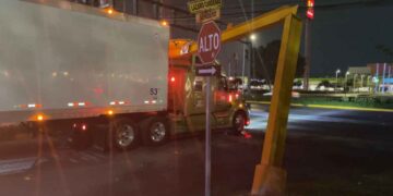 Joven trailero choca contra estructura metálica en avenida de San Nicolás, NL