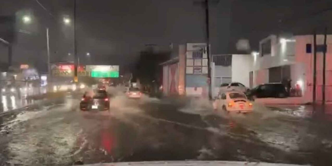 Lluvias intensas causan cierres viales en Nuevo León