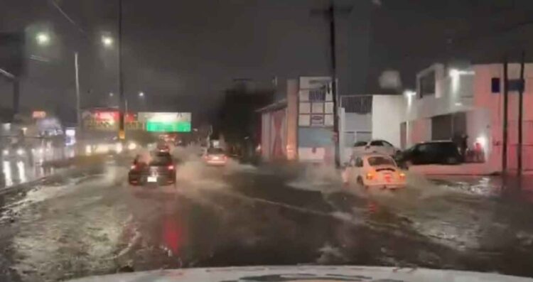 Lluvias intensas causan cierres viales en Nuevo León