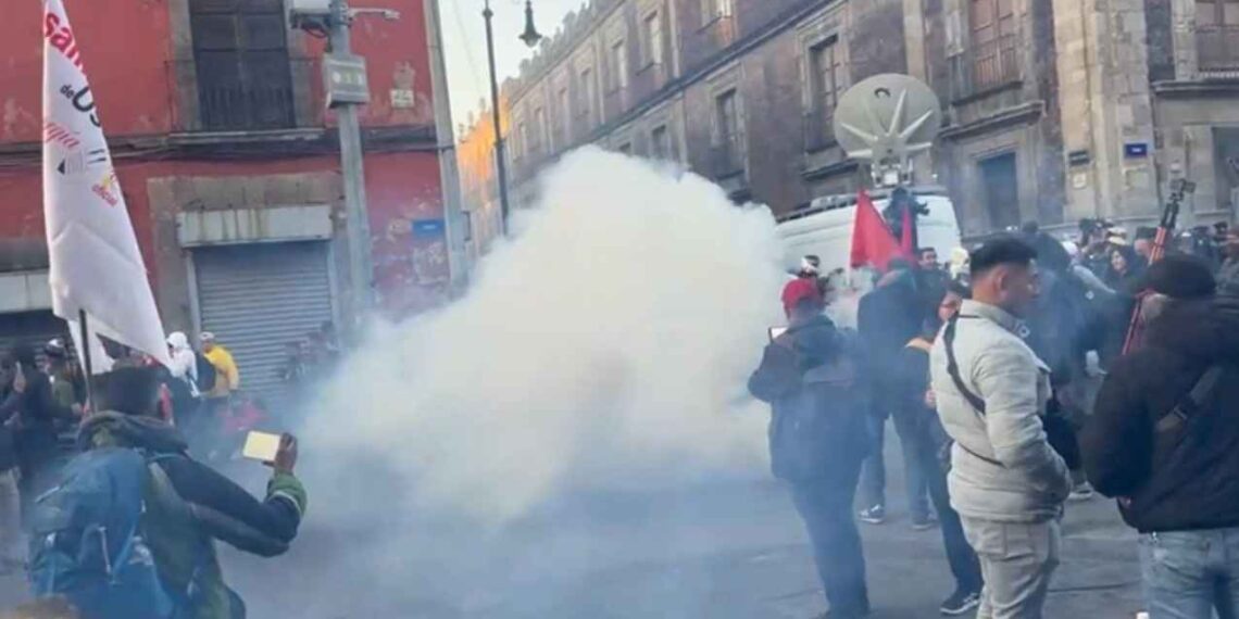 Maestros de la CNTE se manifiestan cerca del Palacio Nacional durante la conferencia de Claudia Sheinbaum