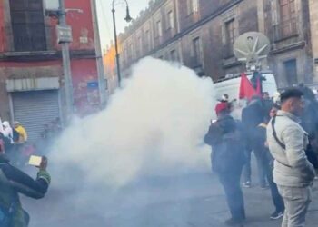 Maestros de la CNTE se manifiestan cerca del Palacio Nacional durante la conferencia de Claudia Sheinbaum