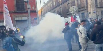 Maestros de la CNTE se manifiestan cerca del Palacio Nacional durante la conferencia de Claudia Sheinbaum