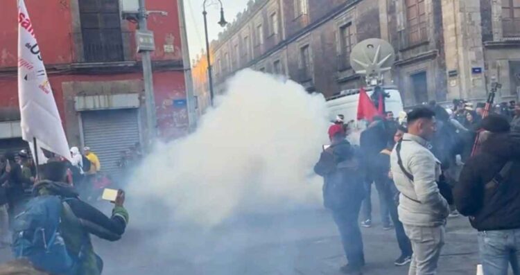 Maestros de la CNTE se manifiestan cerca del Palacio Nacional durante la conferencia de Claudia Sheinbaum