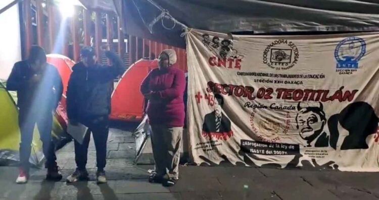 Maestros de la CNTE van a casetas del Valle de México para dar paso libre