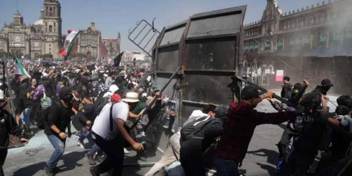 Manifestantes de la Generación Z son retirados del Zócalo