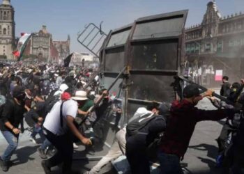 Manifestantes de la Generación Z son retirados del Zócalo