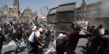 Manifestantes de la Generación Z son retirados del Zócalo