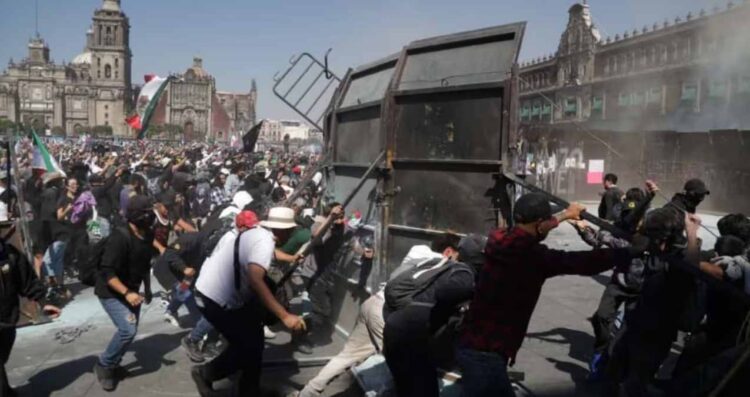 Manifestantes de la Generación Z son retirados del Zócalo