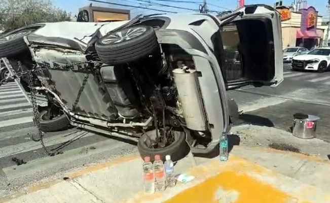 Matrimonio de origen chino resulta lesionado tras volcar en Avenida Gómez Morín de San Pedro, NL