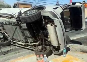 Matrimonio de origen chino resulta lesionado tras volcar en Avenida Gómez Morín de San Pedro, NL