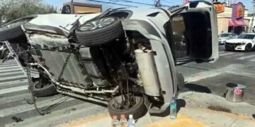 Matrimonio de origen chino resulta lesionado tras volcar en Avenida Gómez Morín de San Pedro, NL
