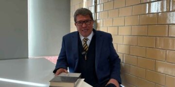 Monreal cuestiona bloqueo de la CNTE y advierte que “no ganan nada”