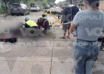 Motociclista sufre posible fractura tras chocar contra un auto en Ciudad Madero