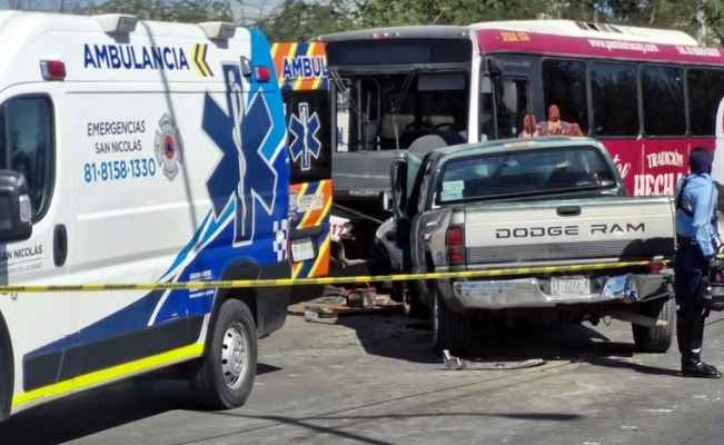 Muere conductor al chocar de frente contra camión urbano en San Nicolás, NL