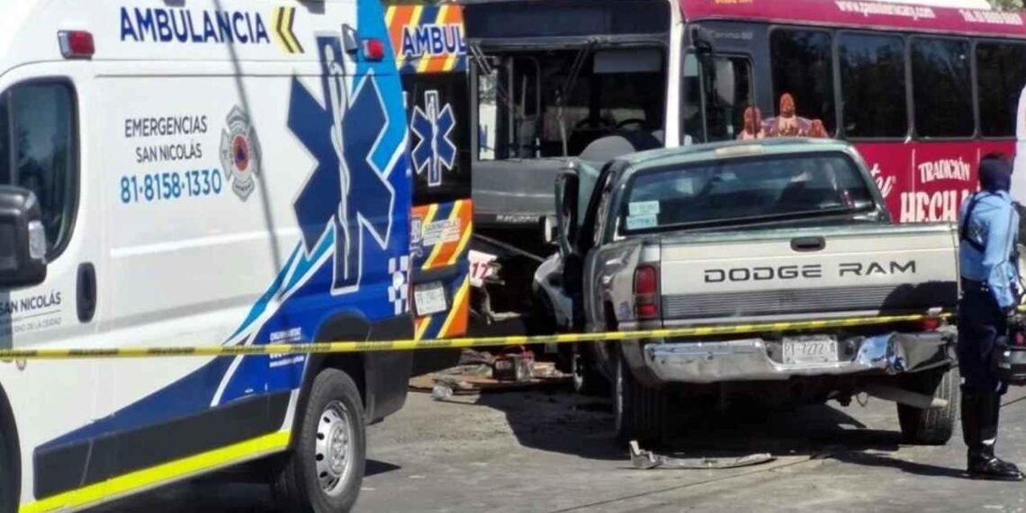Muere conductor al chocar de frente contra camión urbano en San Nicolás, NL